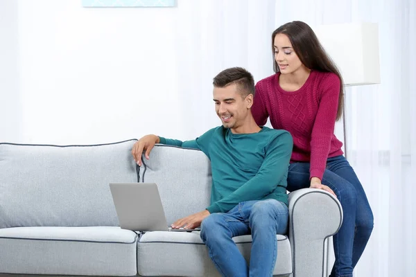 Casal jovem com laptop — Fotografia de Stock