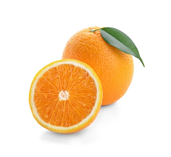 흰색 바탕에 조각으로 맛 있는 신선한 오렌지 — 스톡 사진