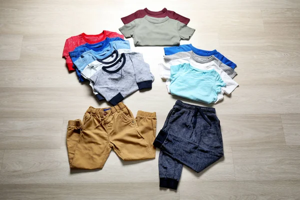 Collezione di abbigliamento per bambini su sfondo in legno — Foto Stock