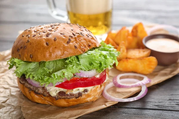 Sabrosa hamburguesa de carne en la mesa — Foto de Stock