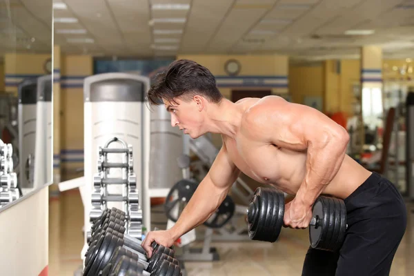 Muskularny mężczyzna młody trening w siłowni — Zdjęcie stockowe