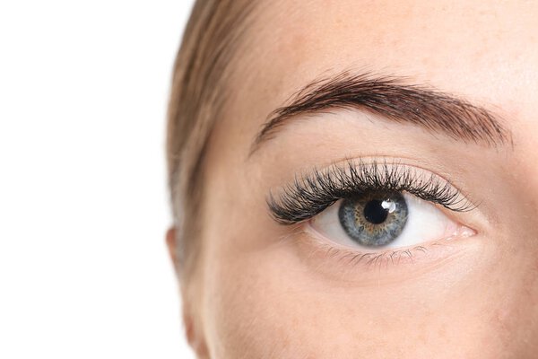 woman with eyelash extensions 