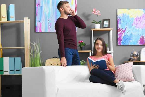 Pareja joven en casa juntos — Foto de Stock