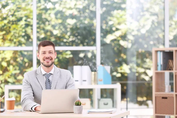 Geschäftsmann mit Laptop — Stockfoto