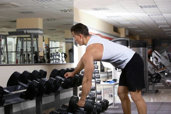 Muskulös ung man träning i gym — Stockfoto