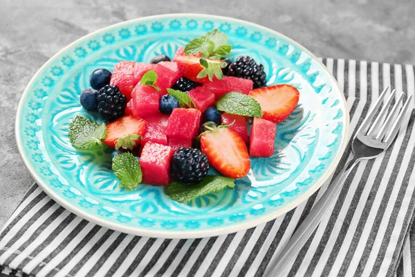 Plaat met heerlijke watermeloen salade — Stockfoto