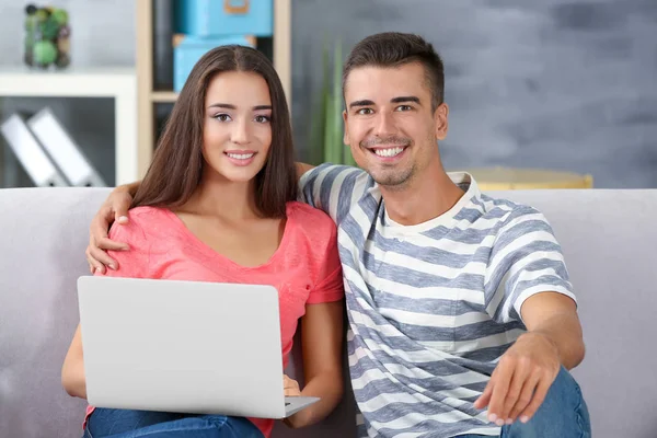 Pareja joven con portátil —  Fotos de Stock