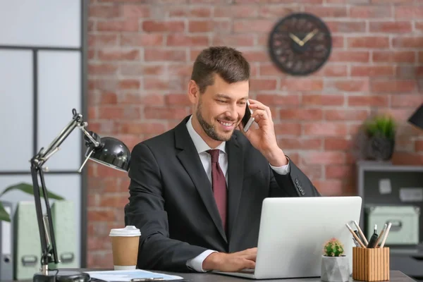 Homme d'affaires parlant sur téléphone mobile — Photo