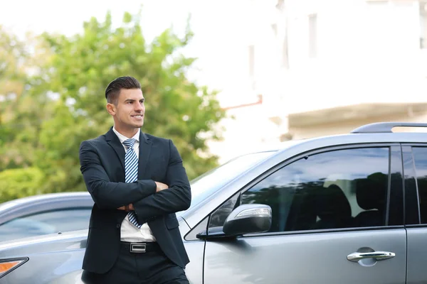 Uomo attraente in piedi vicino auto — Foto Stock