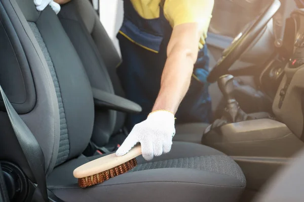 Mann putzt Salon mit Bürste im Auto — Stockfoto