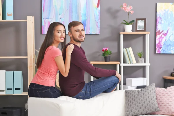 Молода пара на дивані вдома — стокове фото