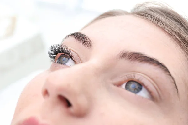 Frau mit Wimpernverlängerungen — Stockfoto