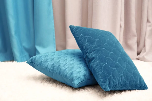 Poduszki na dywanie w pomieszczeniu — Zdjęcie stockowe