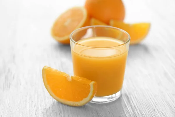 Vaso de jugo de naranja fresco con rebanada — Foto de Stock