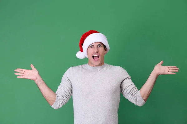 Bello uomo in cappello di Natale — Foto Stock