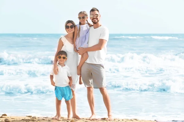 Lycklig familj på havet stranden på resort — Stockfoto