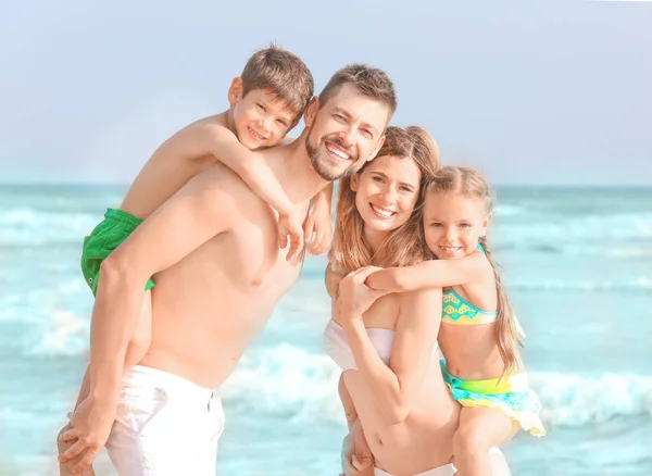 Glückliche Familie am Strand des Resorts — Stockfoto