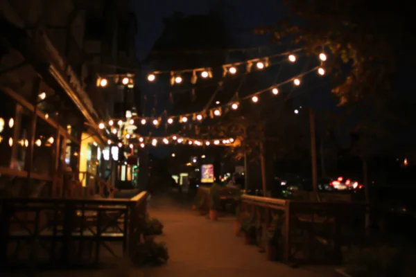 Vista borrosa de las luces nocturnas de la ciudad en la calle — Foto de Stock