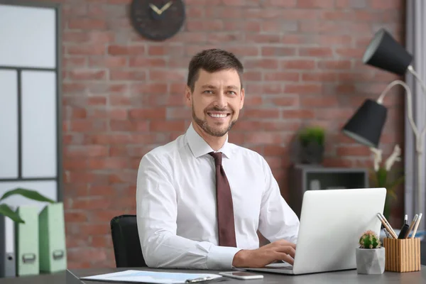 Affärsman med bärbar dator — Stockfoto