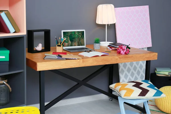 Современный интерьер с ноутбуком на столе — стоковое фото