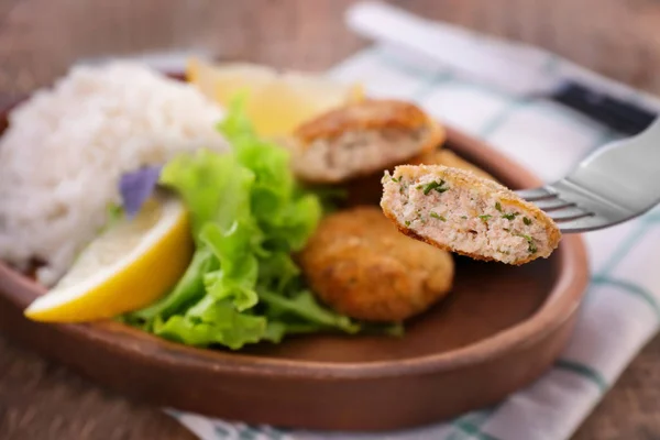 Gaffel med välsmakande bit lax patty — Stockfoto