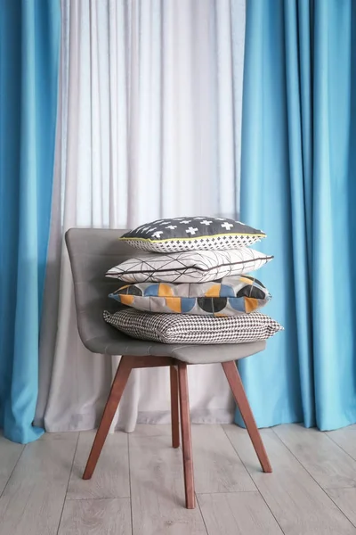 Stapel kussens op stoel binnenshuis — Stockfoto