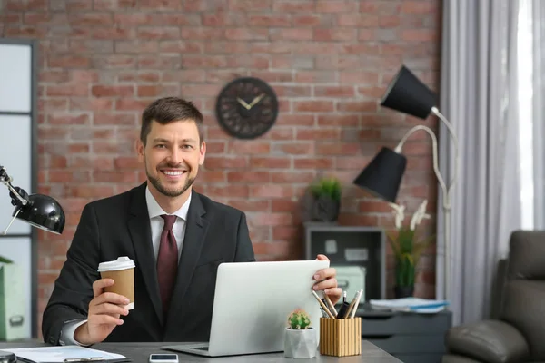 Stilig affärsmannen dricker kaffe medan arbetande i kontor — Stockfoto