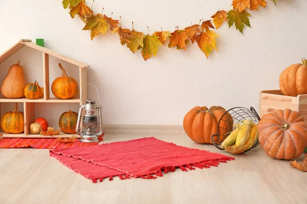 Samenstelling met pompoenen en bladeren — Stockfoto