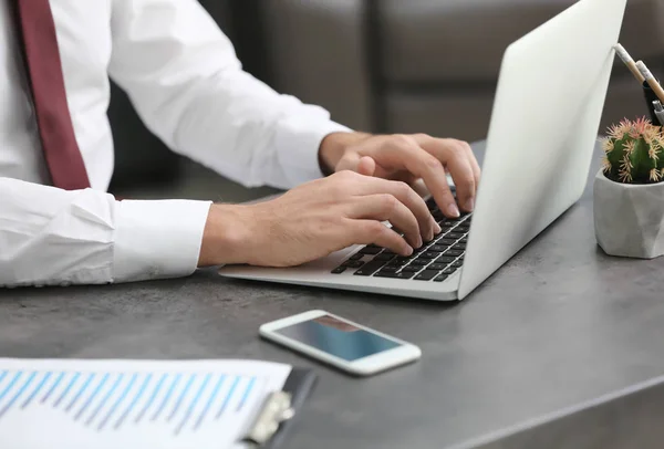 Homem de negócios usando seu laptop — Fotografia de Stock