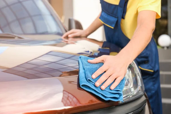 Man cleaning car with rag outdoors — Stock Photo, Image