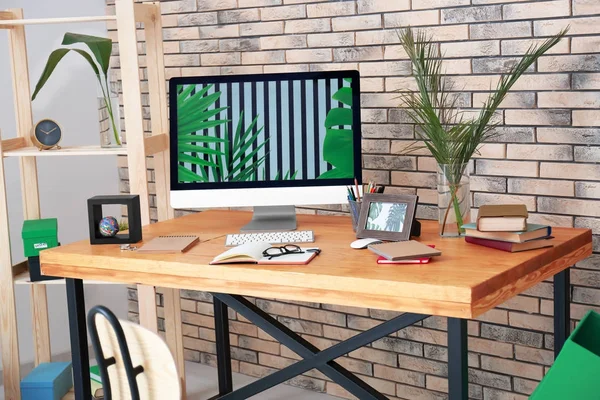 木製のテーブルでコンピューターとモダンな室内 — ストック写真