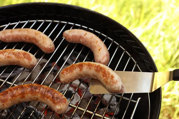 A szabadban barbecue grill kolbász — Stock Fotó