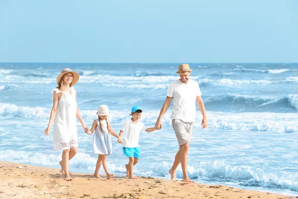 Szczęśliwa rodzina na plaży morskiej w kurorcie — Zdjęcie stockowe