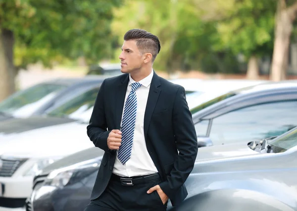 Homem atraente de pé perto do carro — Fotografia de Stock