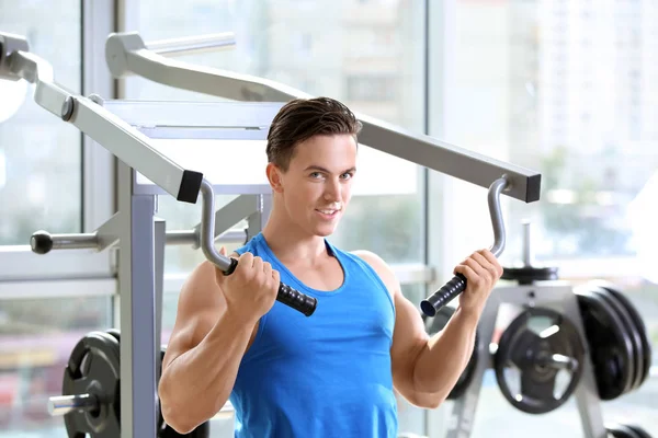 Muskulös ung man träning i gym — Stockfoto