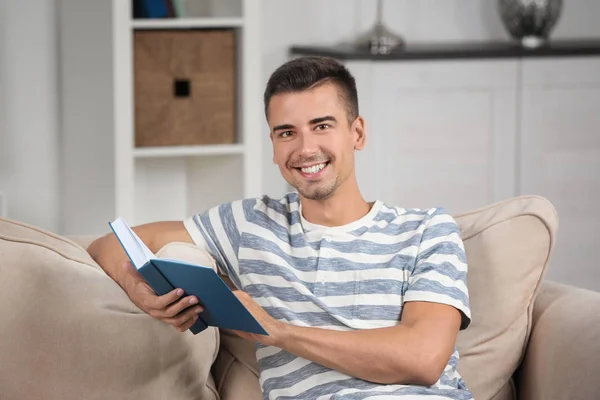 Junger Mann liest Buch — Stockfoto