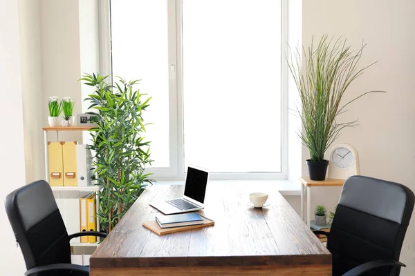 Comodo posto di lavoro nella stanza della luce — Foto Stock