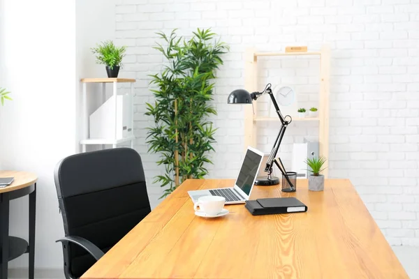 Cómodo lugar de trabajo en la sala de luz —  Fotos de Stock