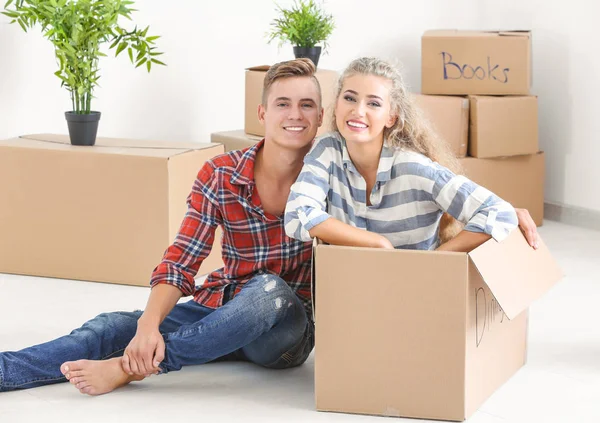 Jonge gelukkige paar in kamer nieuwe thuis — Stockfoto