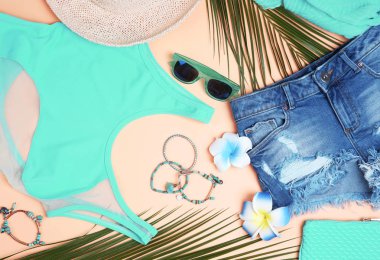 Nane giysi ve aksesuarları ile kompozisyon 