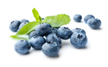 Beyaz arka plan üzerinde olgunlaşmış yaban mersini