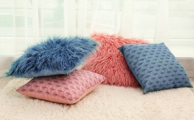 Katta kapalı renkli yastıklar