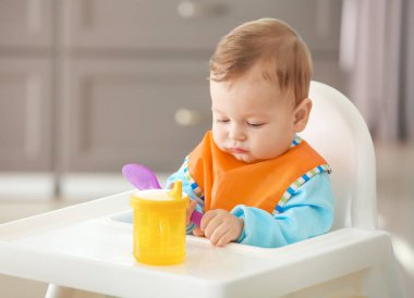 Mutfakta oturup şirin bebek