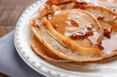 Tabak krep, pastırma ve masada kızarmış muz ile