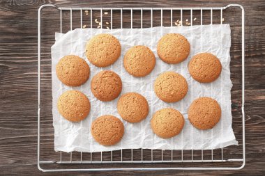 Ahşap masa üzerinde lezzetli yulaf ezmeli kurabiye ile kabin soğutma