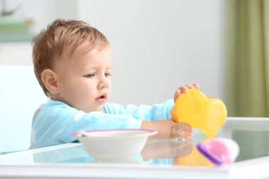 Kapalı masada oturan bebek