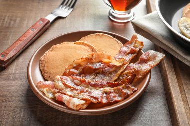 Plaka üzerinde pastırma ile lezzetli gözleme