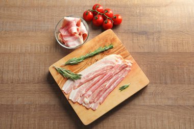 Rashers ahşap tahta üzerinde domuz pastırması