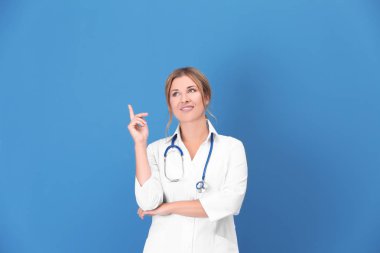 Doktor stetoskop renk arka plan üzerinde ile