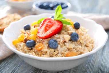 Plaka tablo üzerinde meyveleri lezzetli yulaf ezmesi